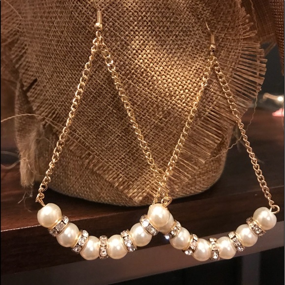 Wow! These are faux pearl and gold earrings - Picture 3 of 6